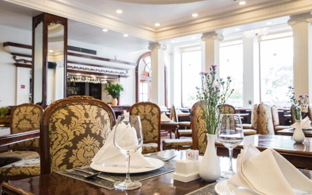 Riverside Hotel