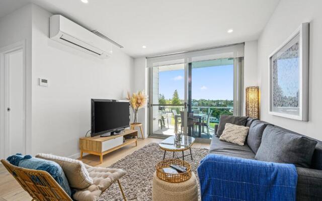 Hamptons by the Beach ~ New Apt 50m from the Sea