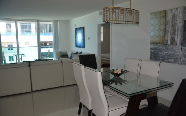 Hollywood Apartment by the Sea