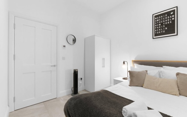 Modern 4 Bedroom Apartment in London with Parking + Garden