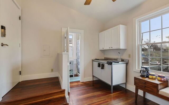 Freret Apartments near Street Car & Tulane