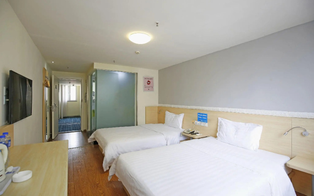 7 Days Inn Chengdu North Railway Train Station Square Branch