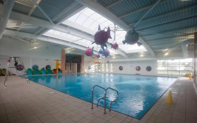 7 Guests - 3 Bedrooms - Pool - Balcony - Parking