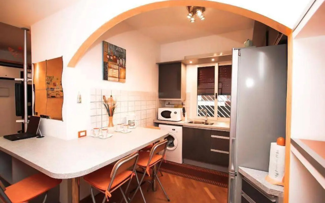 Petite Home In Rome