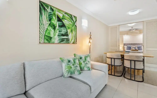 Cairns 2BR Palms Stay Top Floor Pool View