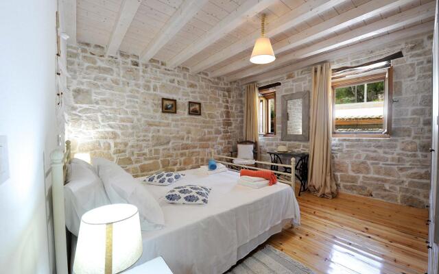 Leonora House