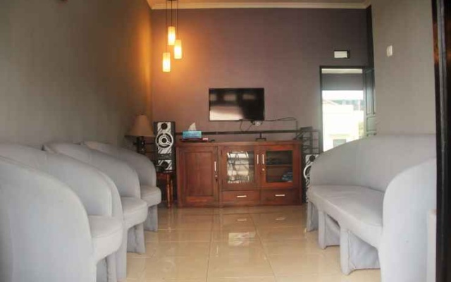 Villa Unique Batu 4Br Near Museum Angkut at Kusuma Estate Kav 6 with Swimming Pool – Guest Rooms – Batu