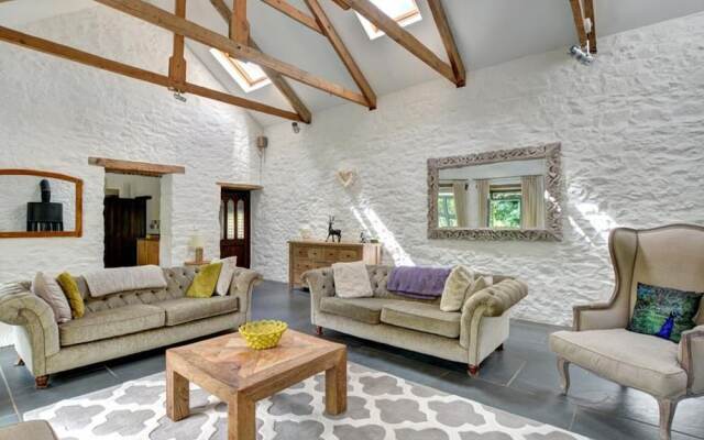 Bright Holiday Home in Saint Kew With Fireplace