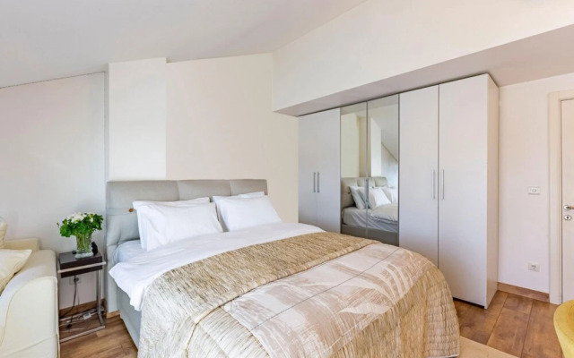 House With Balcony and City View in Besiktas