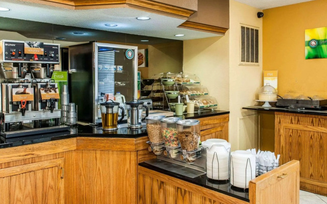 Quality Inn & Suites Shelbyville I-74
