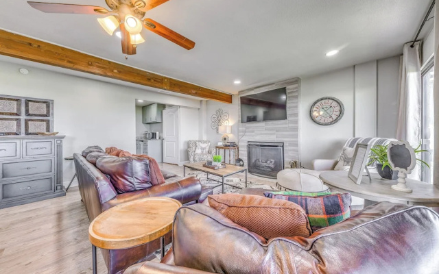 Serene Alto Cabin w/ Mountain Views & Fire Pit!