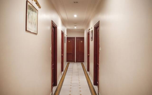 Hotel Raj International