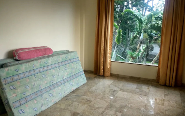 Villa Beverly Hills Puncak for 50 pax