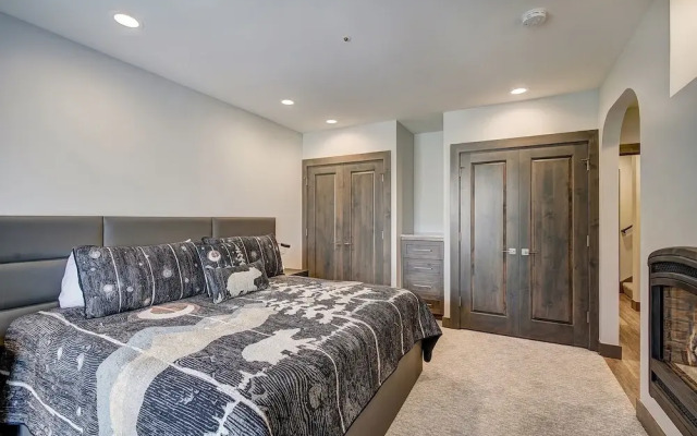 3br Slopeside Beaver Creek  Ski-in, Sleeps 10 3 Bedroom Townhouse by RedAwning