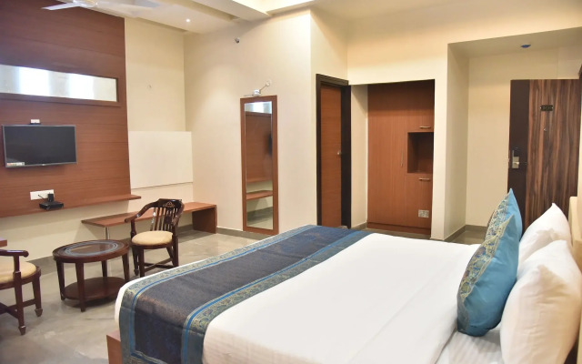 Hotel R K Grand