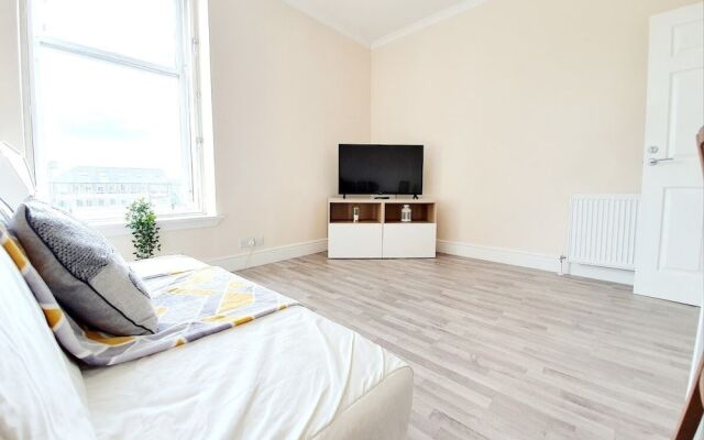 Gorgeous, Light & Airy Apartment in the Heart of the West End, Close to SEC and Hydro