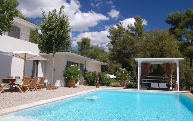 House With one Bedroom in Saint-marc-jaumegarde, With Pool Access, Enc