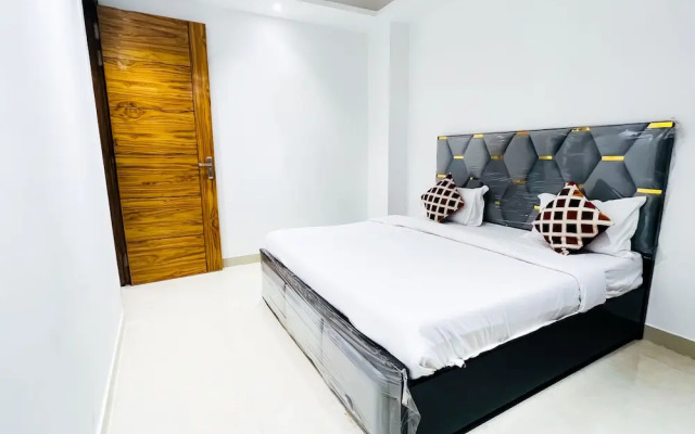Roomshala 160 Hotel Red