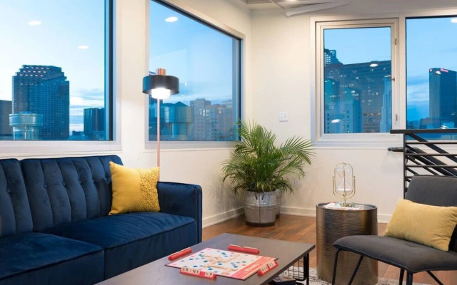 Penthouse 2br/2ba in Warehouse Dist. by Domio