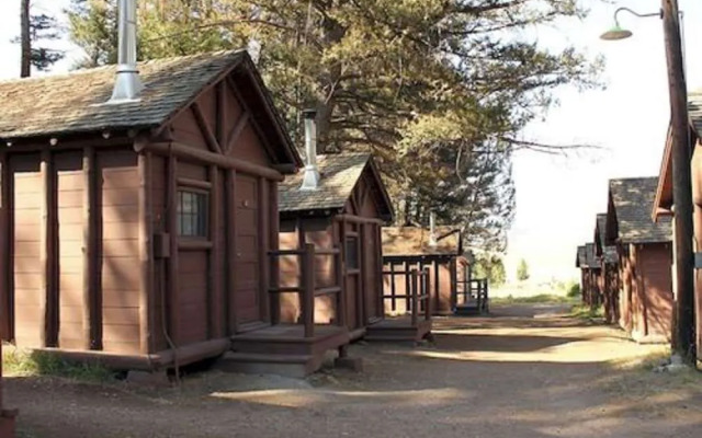 Roosevelt Lodge & Cabins