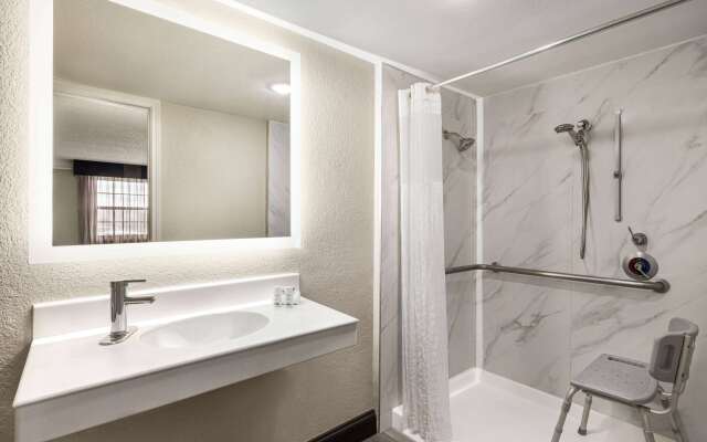 La Quinta Inn by Wyndham San Antonio I-35 N at Toepperwein