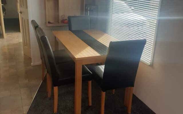 Lovely 2 Bed Caravan on the Aquadrome NN3 9DA