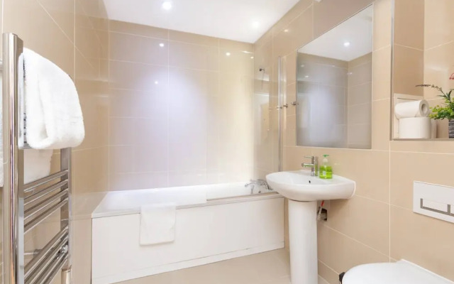 Skyvillion - Tower Point Enfield 1bed With Balcony