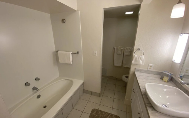 Casa De Emdeko Condo w/ Pool A/C & Ocean Views