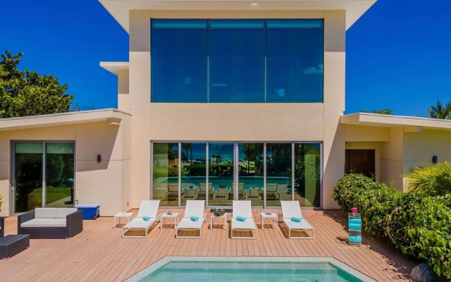 NEW Luxury 4BR Beachfront Villa w Infinity Pool