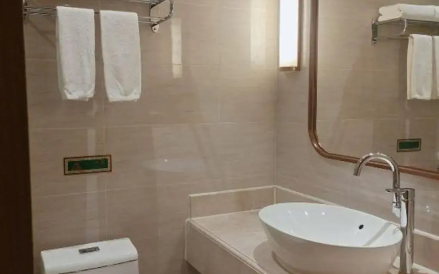Vienna International Hotel (Foshan Eternal Love Xiqiao Mountain Scenic Area)