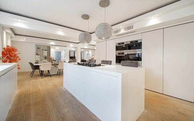 Exquisite 2400sqft 3 Bed Brick Lane Pad
