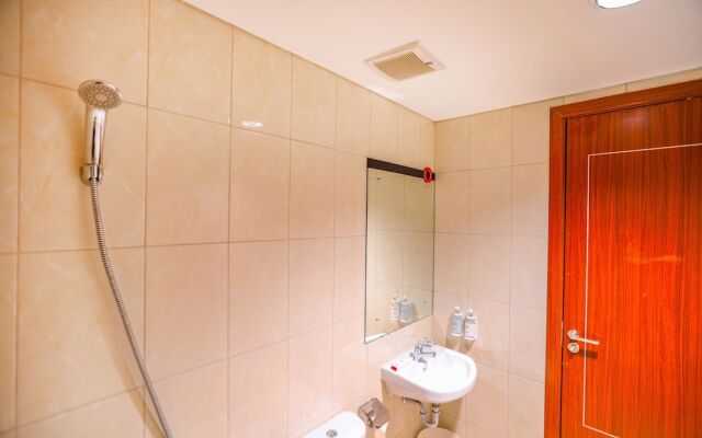 Super Oyo Collection O 16 Vittoria Residence