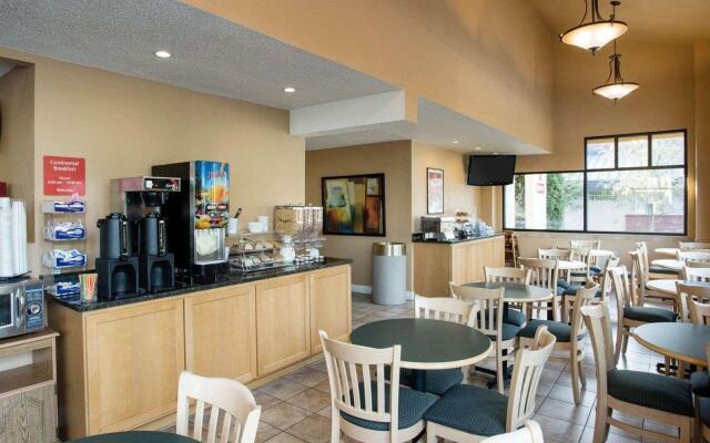 MorningGlory Inn & Suites