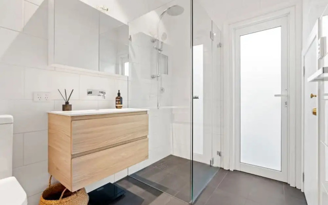 Bright Home in Trendy Newtown Close to the Park