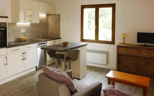 Apartment in Malauctne With Garden
