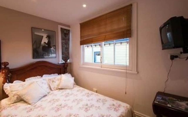 Merrebe's – Guest Rooms – Sandy Bay