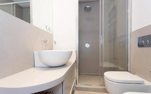 Pure & Chic 2beds/2baths in Centre!