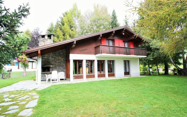 Spacious Chalet near Forest