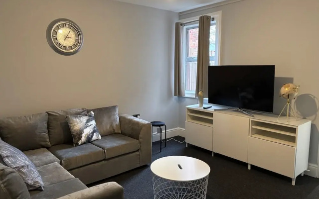 Oxford-house-sleeps 7-parking-garden