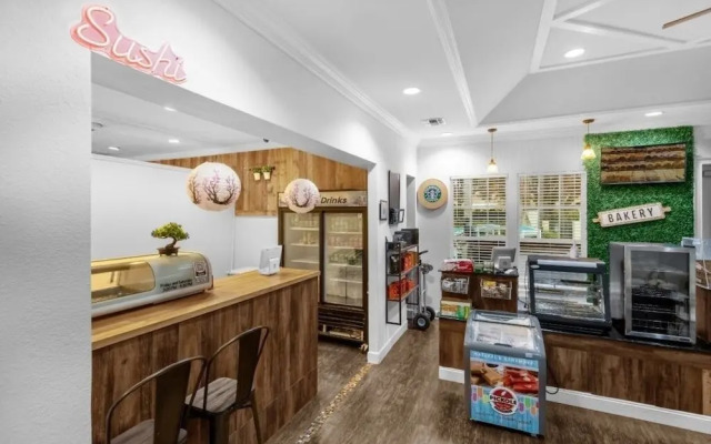 4 Bedrooms S / Lucaya Village Townhouse by RedAwning