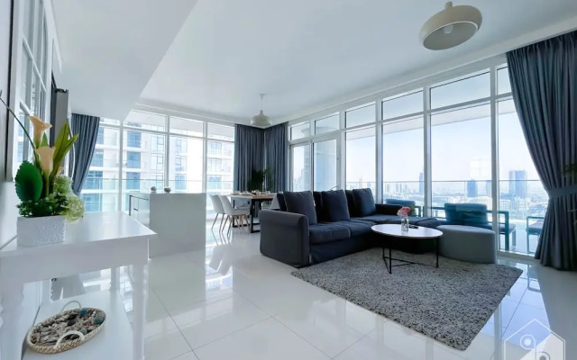 Luxurious Beach front Apt with balcony Dubai Marina