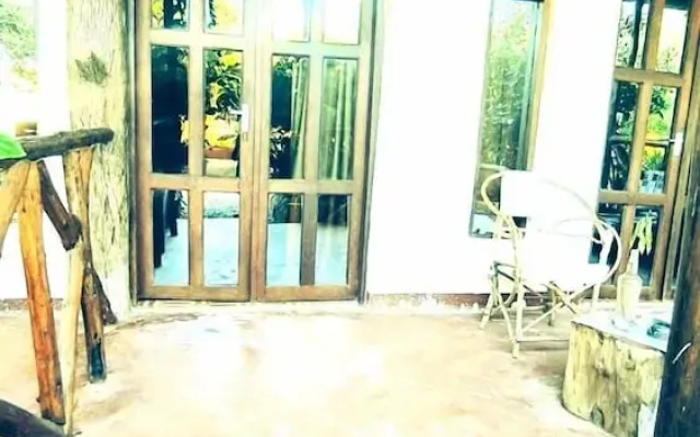 zanzllywood hotel and apartments