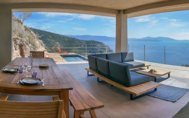 Luxurious Architect-designed Property Pool sea View