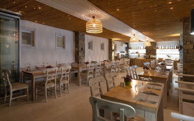 Zefi Hotel & Suites