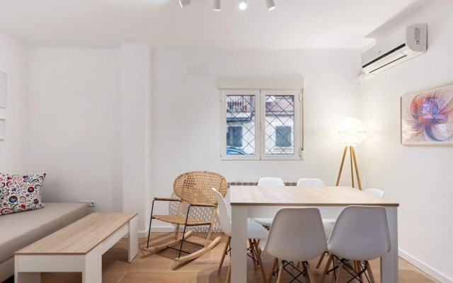 Bright & Modern Two Bed Apartment in Madrid