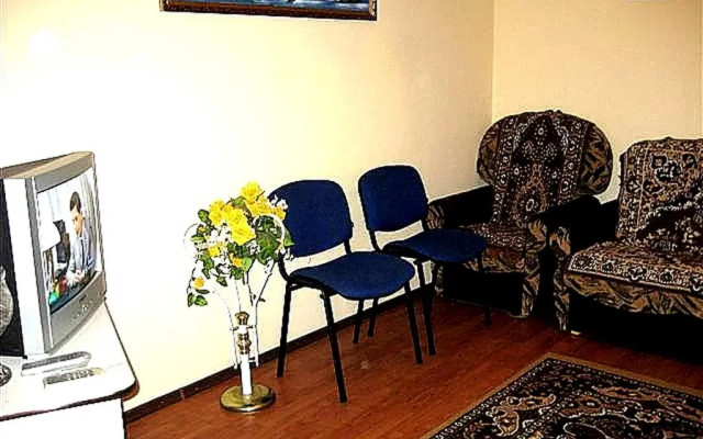 2 kom kv Sobornaja-Makarova-MAKDONAL'DS 3 krovati Wi-Fi 1etazh otdel'nyj vhod