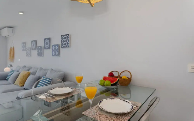 Sea View Apartment 2 Min Walk From the Beach