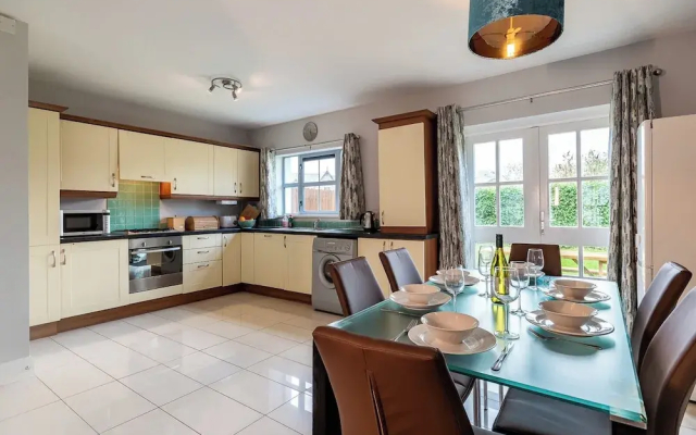 3 Bedroom pet Friendly Home With Access to Pool