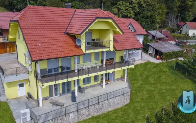 Yellow House Grabrovec