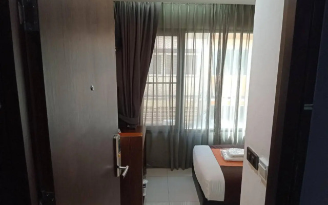 Collection O The Bangkok Airport Link Suite